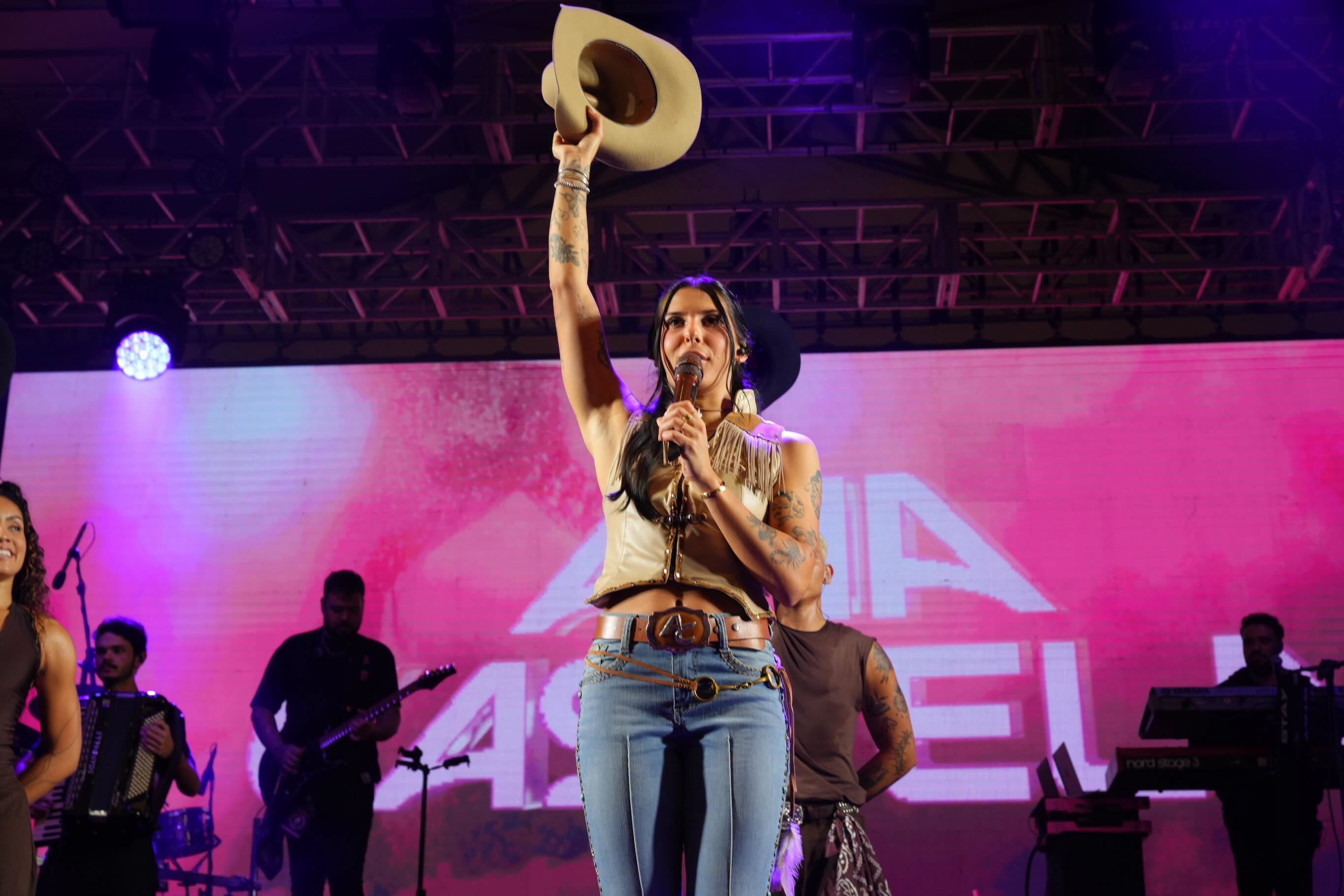 Cerca de 6 mil pessoas lotaram o Parque Municipal de Eventos Eliseu Lemos Padilha para acompanhar o grande show nacional da Ana Castela. Em um espetáculo inesquecível, o público cantou, se emocionou e viveu momentos que ficarão na memória de todos que passaram pela nossa festa.
