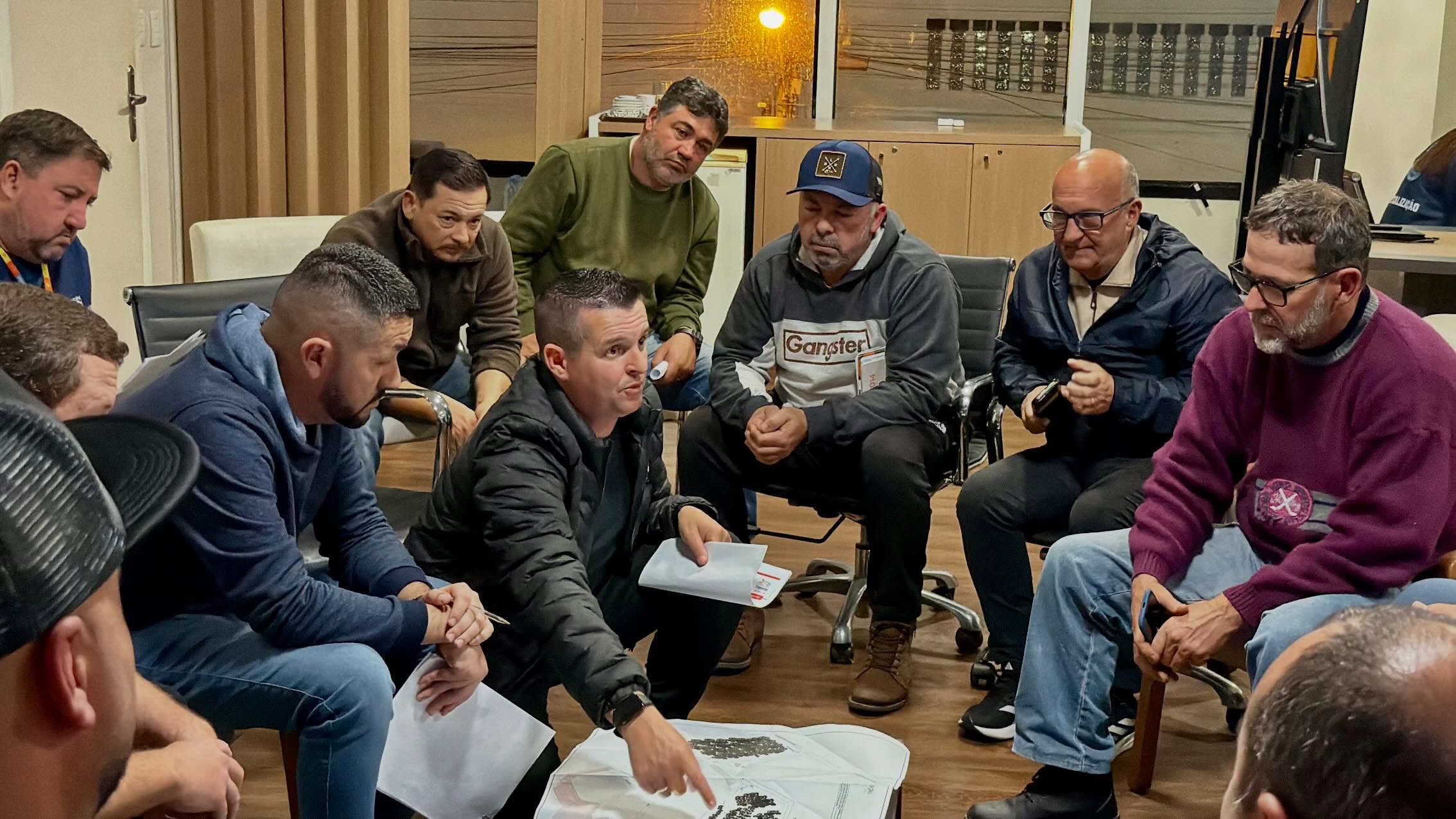 Na tarde desta quinta-feira (23/07), no Gabinete do Prefeito, o prefeito Juarez Marques recebeu representantes da comissão organizadora, dos CTGs, o presidente da Câmara de Vereadores, Ver. Rodrigão, e secretários municipais para uma reunião de alinhamento dos preparativos da 3ª Festa Campeira de Tramandaí.