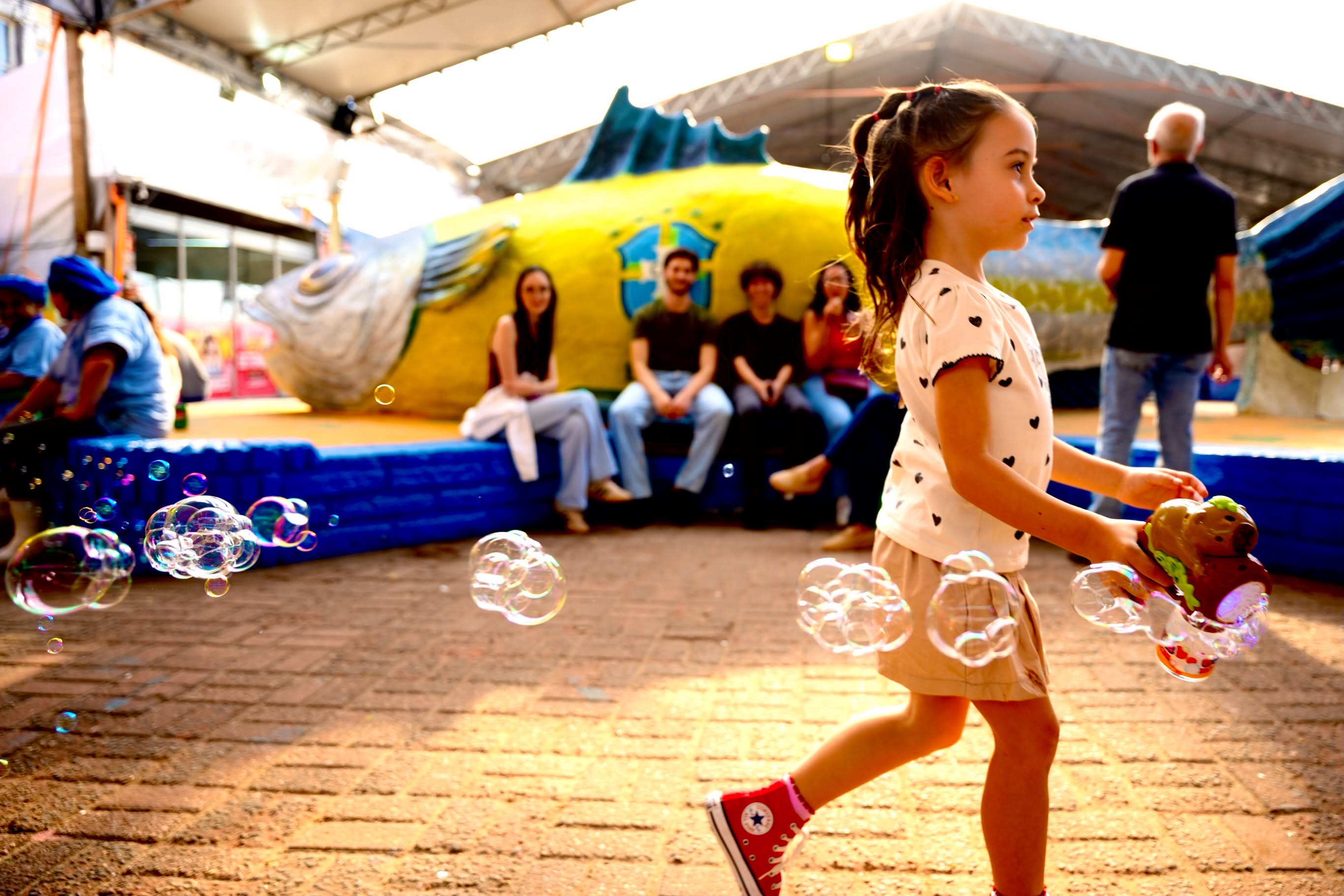 O Parque Municipal de Eventos recebeu um grande público que aproveitou cada momento da nossa maior festa gastronômica. Entre os destaques do dia, a tradicional tainha assada na brasa voltou a reunir famílias e visitantes em torno de um dos maiores símbolos da cultura e da gastronomia de Tramandaí.