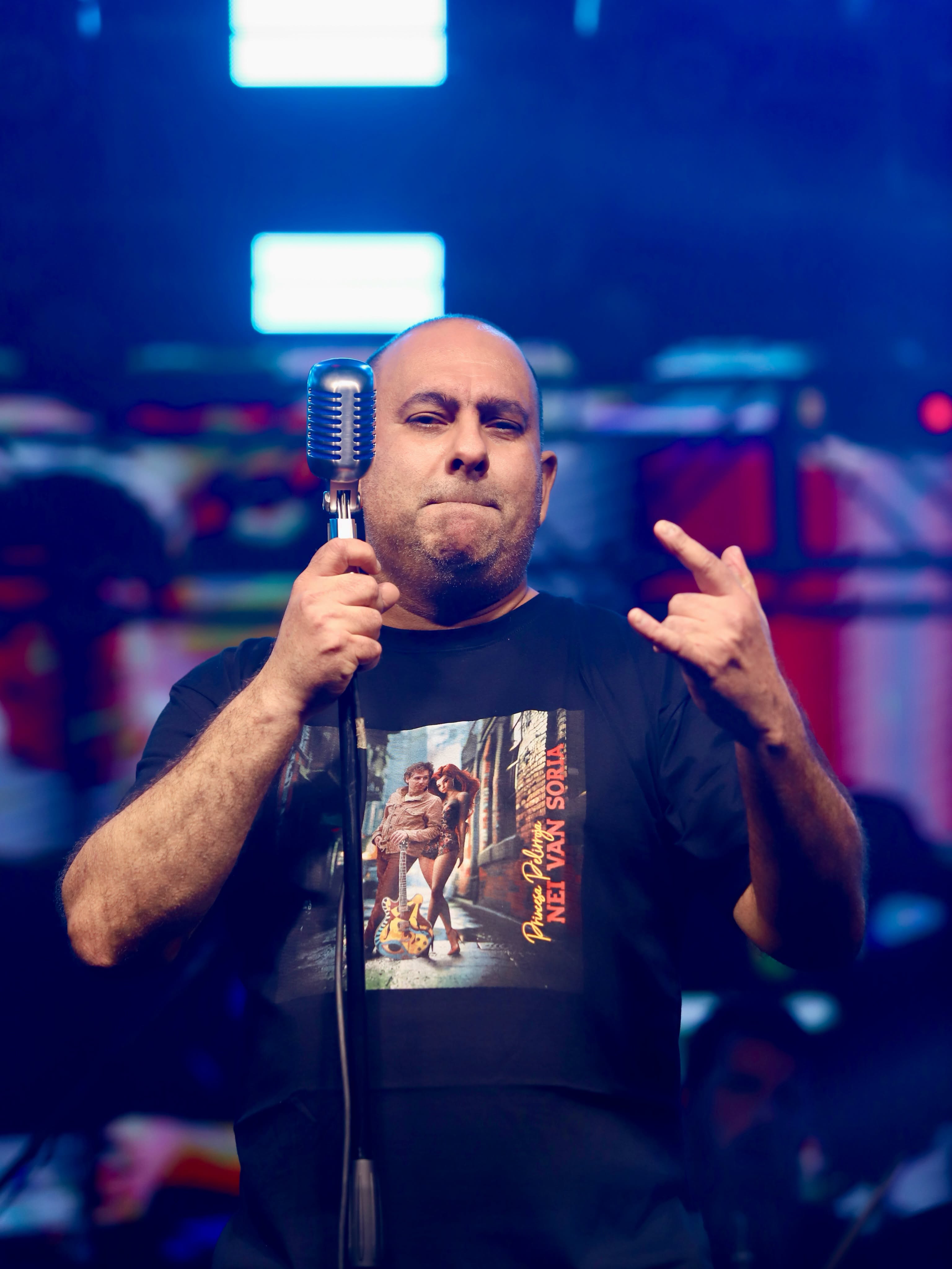 A banda VelhaVó abriu a noite de shows deste último sábado com muita atitude, grandes clássicos do rock e um público que cantou e vibrou do início ao fim.