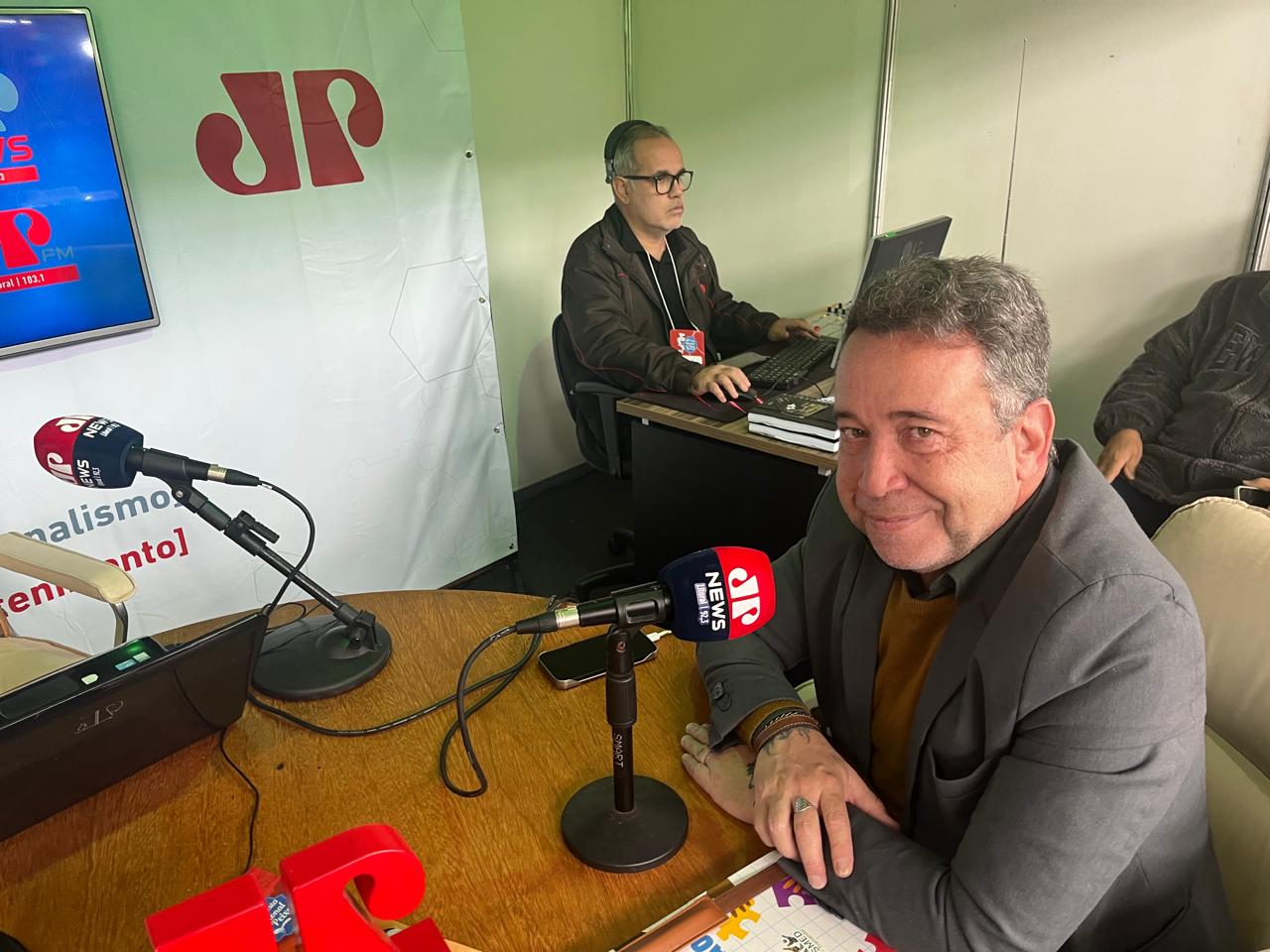 A entrevista foi concedida ao radialista Sandro Sauer no Programa Pan News Litoral.