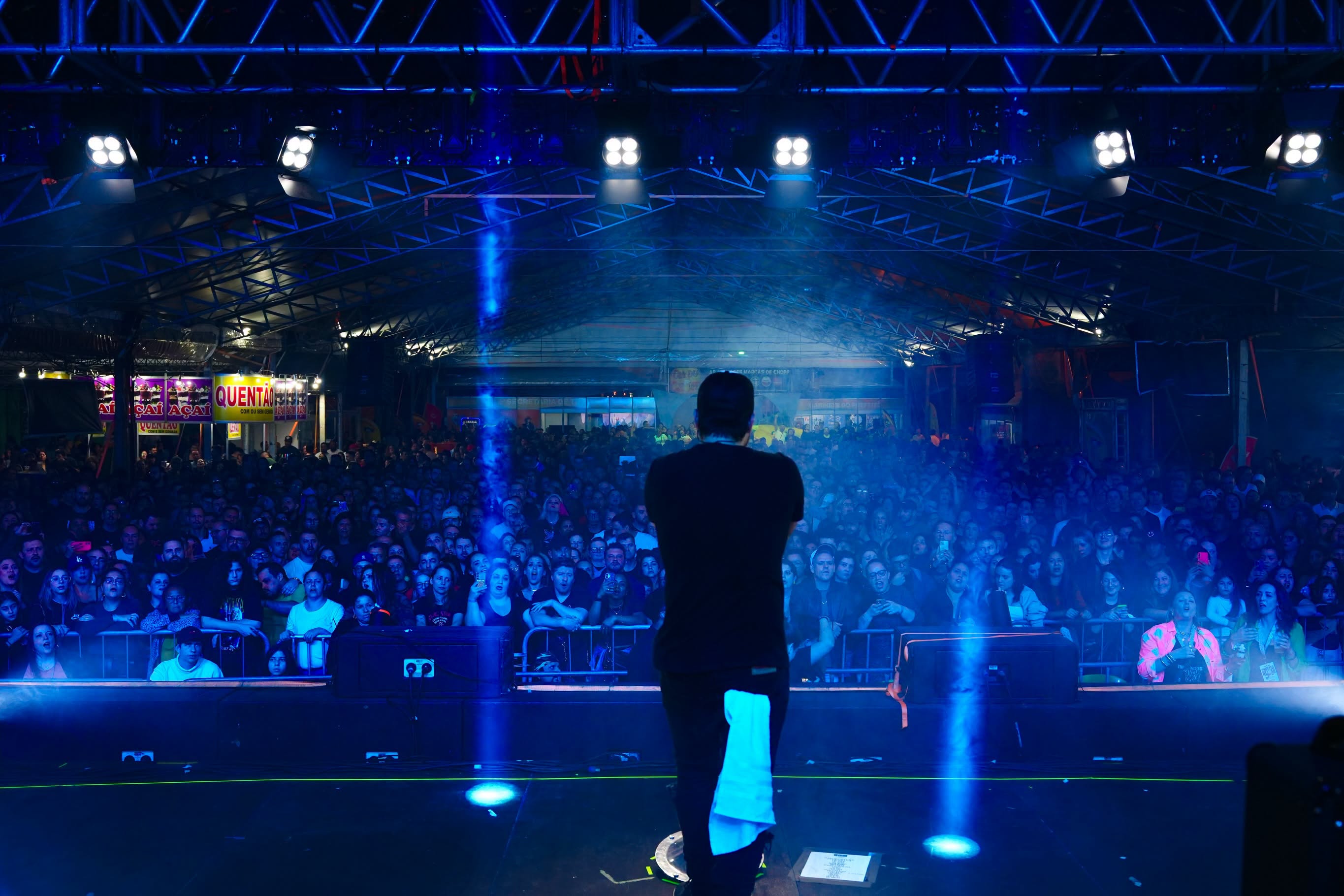 O show nacional da Reação em Cadeia transformou o Parque Municipal de Eventos em um grande coro de emoções. Mais de 4 mil pessoas lotaram a área central da festa, em um dos maiores públicos já registrados neste espaço, cantando sucessos que marcaram gerações.
