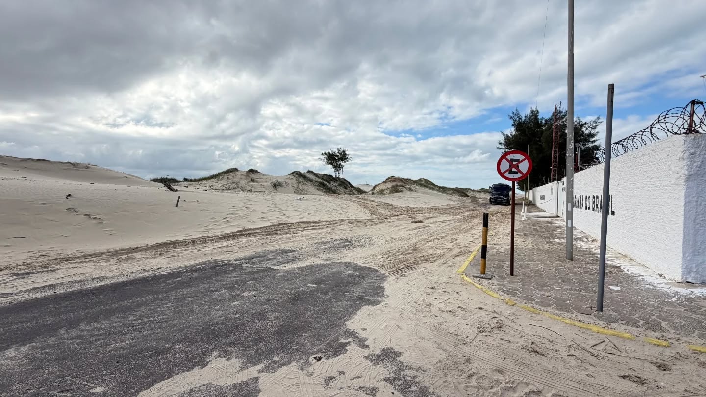 A Prefeitura de Tramandaí iniciou nesta segunda-feira (1º) os trabalhos de remanejo de conflitos de urbanização, campos arenosos e dunas no entorno da Marinha do Brasil, na Barra.